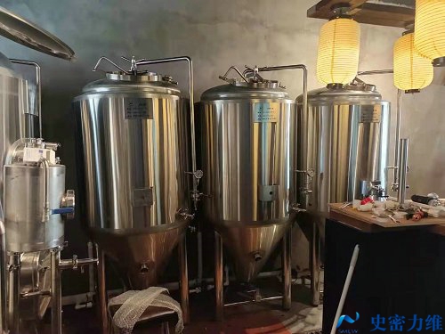 北京500升精酿啤酒设备安装现场